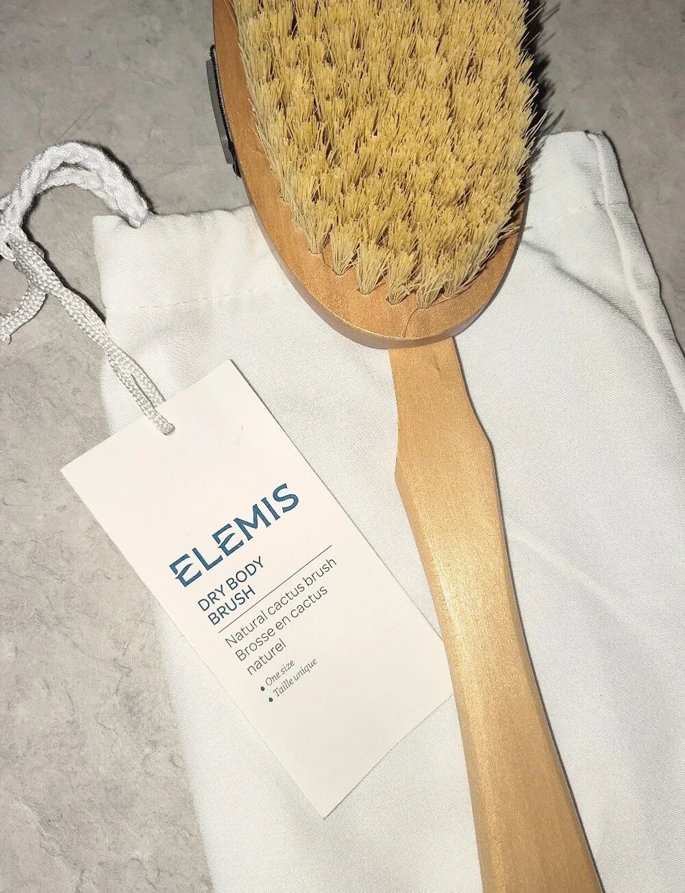 NWT ELEMIS BODY DETOX LONG HANDLE EXFOLIATING DRY BODY BRUSH WITH STORAGE BAG.